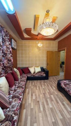 ein großes Wohnzimmer mit Sofas und einem Sofa in der Unterkunft شقه مفروشه احد رفيدة in Ad Darb