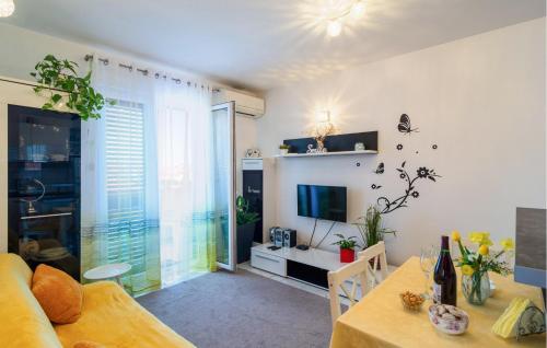 2 Bedroom Beautiful Apartment In Supetar