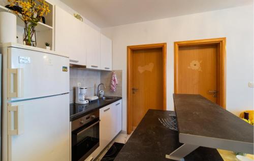 2 Bedroom Beautiful Apartment In Supetar