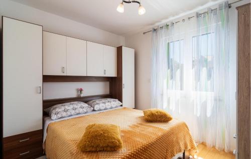 2 Bedroom Beautiful Apartment In Supetar