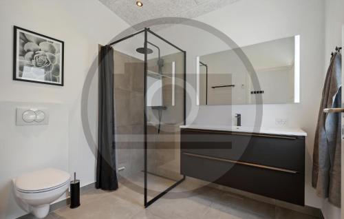 y baño con ducha y aseo. en Beautiful Home In Brkop With Sauna en Børkop