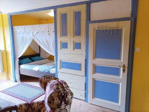 sypialnia z łóżkiem piętrowym i otwartymi drzwiami w obiekcie Chambres de tour rustique dans la vallée des Pyrénées au Chateau Montegut w mieście Montégut