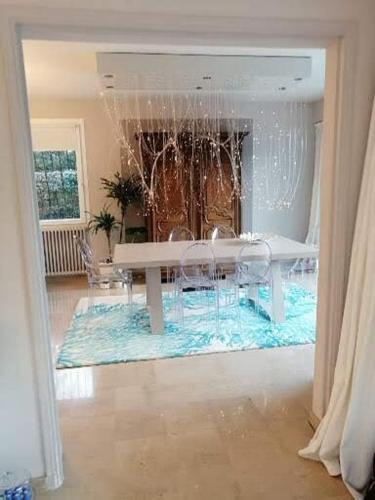une salle à manger avec une table et des chaises blanches dans l'établissement VILLA COTE SUD, à Avignon