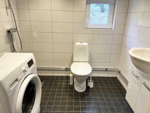 łazienka z toaletą i umywalką w obiekcie Newly built Attefall house located in Tumba just outside Stockholm w mieście Tumba