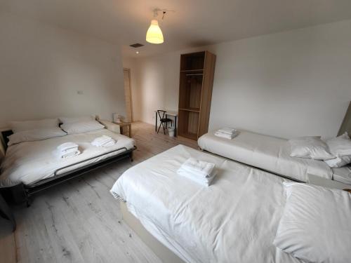 two beds in a room with white sheets at MILANFORESTER in Milan