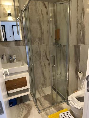 a bathroom with a shower and a toilet at Stunning Exclusive Parque Atlântico in Quarteira