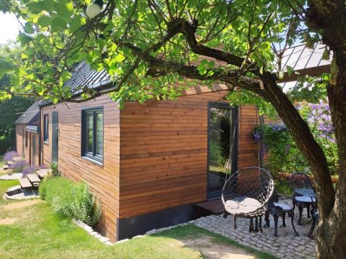 mała kabina ze stołem i krzesłami na patio w obiekcie Lawendowo- sauna jacuzzi domki w ogrodzie i apartamenty w kamienicy w mieście Sandomierz