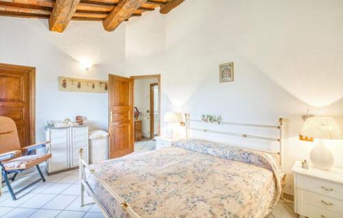 1 dormitorio con cama, escritorio y silla en Casa Vicolo Lugnano, en Città di Castello