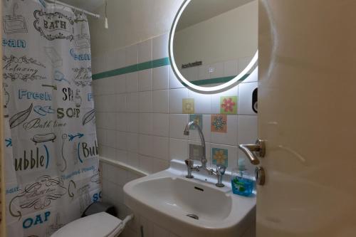 bagno con lavandino, specchio e servizi igienici di Bizaniou Central Apt - Heraklion Crete a Bendevís
