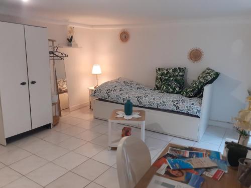 un salon avec un lit et une table dans l'établissement Studio neuf centre ville Quartier Libération, à Nice