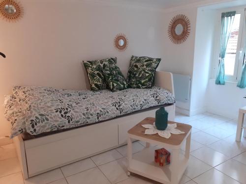 un salon avec un lit et une table dans l'établissement Studio neuf centre ville Quartier Libération, à Nice