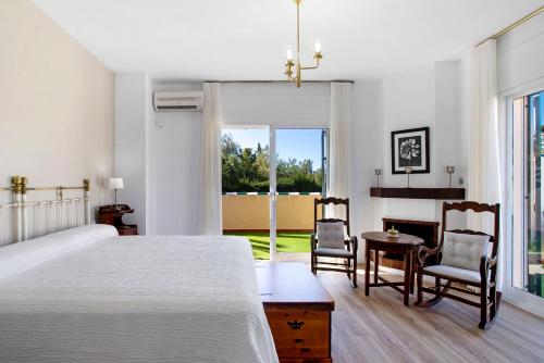 um quarto com uma cama, uma mesa e cadeiras em Villa For Families los Agaves em La Cala de Mijas