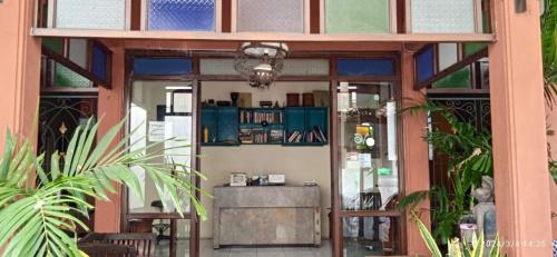 wejście do budynku ze szklanymi drzwiami w obiekcie Istana Griya 1 w mieście Surakarta