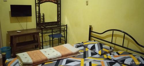 sypialnia z łóżkiem i lustrem w obiekcie Istana Griya 1 w mieście Surakarta