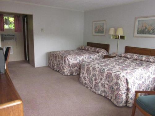 سرير أو أسرّة في غرفة في Crest Motel