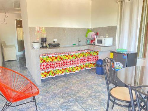 a kitchen with a counter with red and yellow dividers at Apartamento Tamar in Quepos