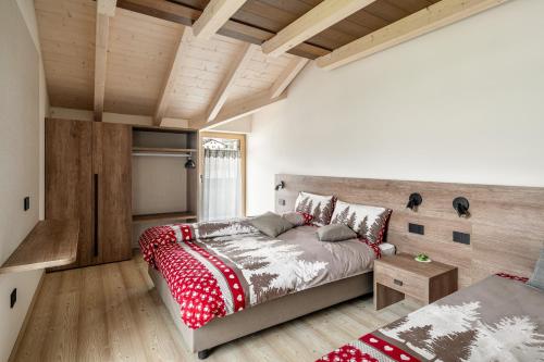 - une chambre avec un lit et un canapé dans l'établissement Prà Lisandro, à Cavalese