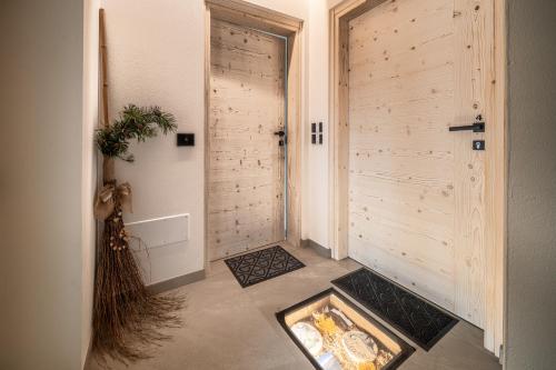 un couloir avec un mur en bois et une porte dans l'établissement Prà Lisandro, à Cavalese