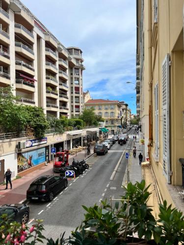 2P central de Nice avec balcon