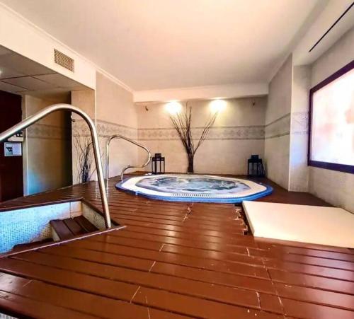 een grote badkamer met een bad in de kamer bij El Mirador del Golf Marbella 3 bedroom apartment in Ojén