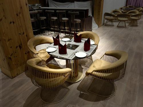 einen Tisch und Stühle mit Servietten darüber in der Unterkunft Kufri Holiday Resort in Kūfrī