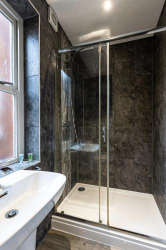 ein Bad mit einer Dusche, einem Waschbecken und einer Badewanne in der Unterkunft Cosy and Comfy City Apartment in Norwich