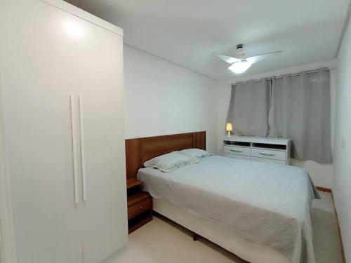 ein kleines Schlafzimmer mit einem Bett und einem Fenster in der Unterkunft AP Vista Panorâmica da Praia in Guarapari