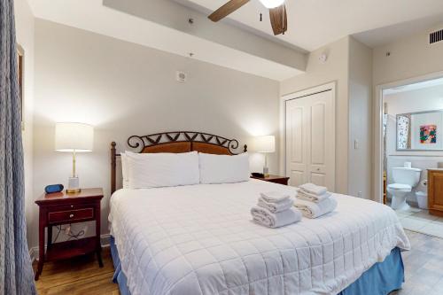 1 dormitorio con 1 cama con toallas en Fourth level views at Blue Heron Beach Resort, en Orlando