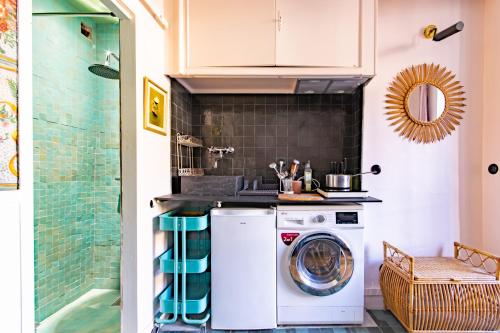 une cuisine avec lave-linge dans la salle de bains dans l'établissement Le Marceau Studio Metro Ligne 9, à Montreuil