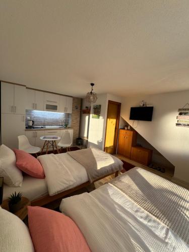 En eller flere senger på et rom på Perla Accommodation