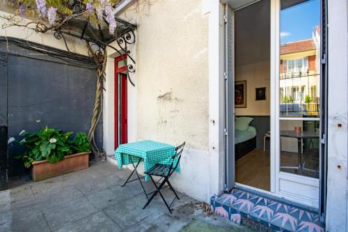 une table et une chaise assises sur une terrasse dans l'établissement Le Marceau Studio Metro Ligne 9, à Montreuil