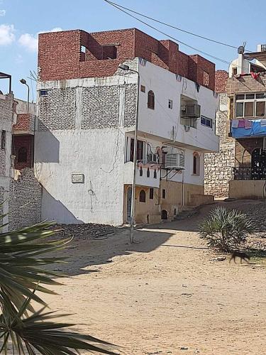 an empty street in front of a building at Seif Kabir guest studio in Nag` el-Ramla