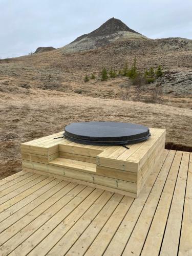 una cama elástica en la parte superior de una terraza de madera en Jóhannshús- tradational Icelandic house, en Hrepphólar