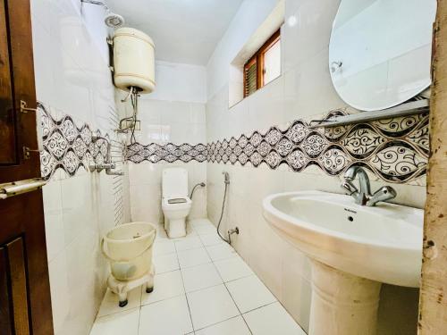a bathroom with a sink and a toilet at Hotel Sliver Inn - Affordable Luxury Stay Near Mall Road in Manāli