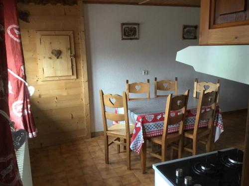 - une cuisine avec une table, des chaises et une porte dans l'établissement Appartement 3 pièces à Châtel, 6 pers, proche télécabine, balcon exposé sud/ouest - FR-1-676-49, à Châtel