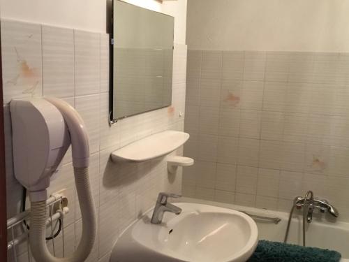 une salle de bain avec un lavabo et un miroir dans l'établissement Appartement 3 pièces à Châtel, 6 pers, proche télécabine, balcon exposé sud/ouest - FR-1-676-49, à Châtel