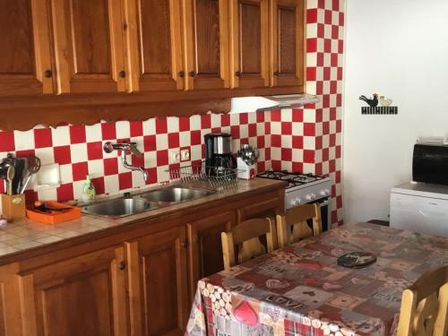 Appartement 3 pièces avec balcon, proche des remontées mécaniques et du centre, parking inclus - FR-1-676-56