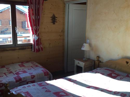 une chambre avec deux lits et une fenêtre dans l'établissement Appartement 3 pièces avec balcon, proche des remontées mécaniques et du centre, parking inclus - FR-1-676-56, à Châtel