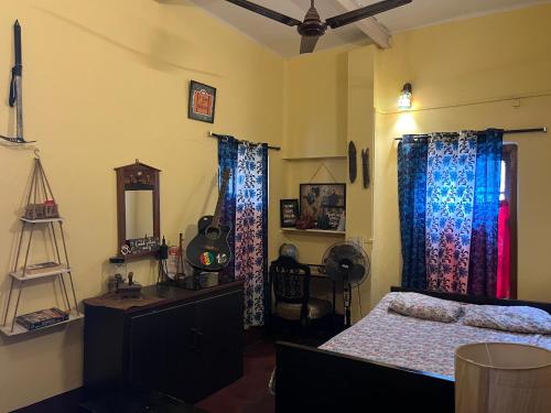 Ένα ή περισσότερα κρεβάτια σε δωμάτιο στο Calcutta Backpackers Homestay- For Travellers and Backpackers