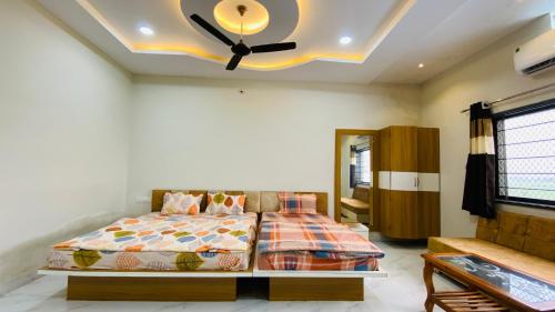 um quarto com uma cama e uma ventoinha de tecto em Hotel Anmol Resort em Indore