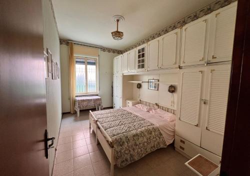 迪亞諾馬里納的住宿－Diano Marina - Garofani，一间卧室配有一张床和白色橱柜