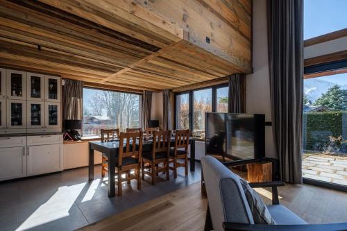une cuisine et une salle à manger avec une table et des chaises dans l'établissement Chalet 8 Etoiles, à Chamonix-Mont-Blanc