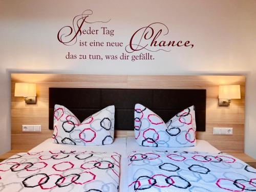 ein Schlafzimmer mit einem Bett mit einem Schild, auf dem steht, dass das Wasserzeichen den letzten Heilnerv verändert. in der Unterkunft Pension Busch in Salem