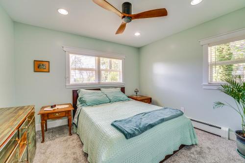 1 dormitorio con 1 cama y ventilador de techo en White Lake Vacation Rental - Walk to Lake Access!, en Walled Lake