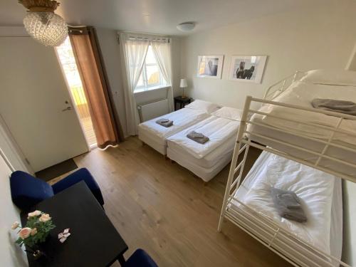The Hvítá Inn في Bær: غرفة صغيرة بها سريرين بطابقين