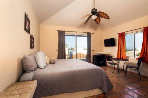een slaapkamer met een bed en een plafondventilator bij Chris Villa La Jolla San José del Cabo in San José del Cabo