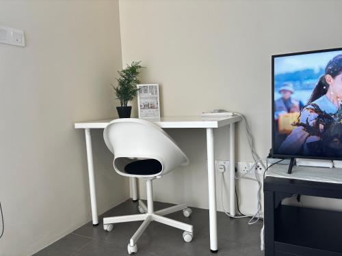 a white desk with a white chair and a tv at Lynhomes The Establishment Bangsar KL City Sentral Modern Studio Loft in Kuala Lumpur