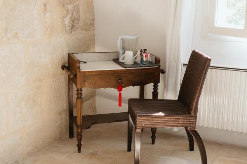 La Garrigue في Galargues: مكتب مع كرسي بجوار طاولة مع خلاط