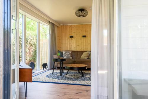 Χώρος καθιστικού στο Chalet op rustig park op de Veluwe