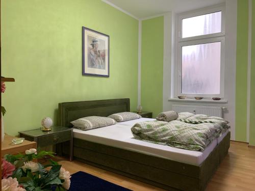 een slaapkamer met een bed en een raam bij Monteurwohnung Bochum Wattenscheid in Bochum